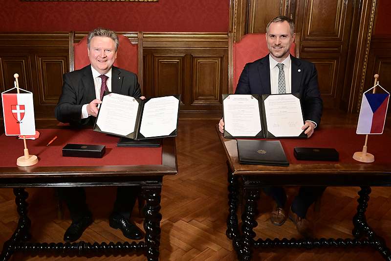 Starosta Michael Ludwig a primátor Zdeněk Hřib při podpisu smlouvy